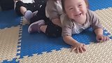 三胞胎兄妹，大姐的这一泰山压顶，直接把老三困住了