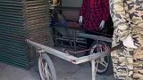 男子自制搬运小车，可以拉很多货物，这就是劳动人民的智慧