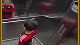 电梯监控里拍下了令人胆战心惊的一幕