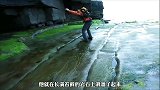 荒野：贝爷挑战“残骸海岸”，自制羊皮睡袋，化身美人鱼