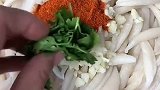 教大家做一道酸辣开胃的酸辣剪刀面。