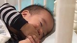 6个月的儿子吃着手就把自己哄睡着了,这孩子真是太让人省心了！