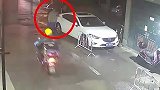 女子乱停车连续两天堵消防通道 保安怒将轮胎全部戳破