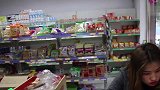 小伙买烟套路深，只花4元就买了一盒7元的烟