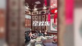 钟丽缇夫妻与好友聚餐，环境尽显奢华，张伦硕倒立吃菜脸部充血