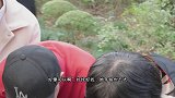 外国小姐姐去了上海人民公园相亲角，把征婚信息贴在雨伞上相亲
