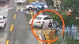 路边等车连续3次被积水溅湿 忍无可忍与司机大打出手
