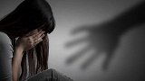 老婆与网恋男友开房遇险求救老公 老公报警：我老婆衣服被扒光