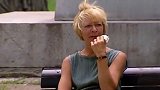 小伙把烟头扔进卡通服里后冒烟，把路人吓懵了