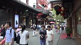 国外老奶奶无家可归，捡来的塑料瓶建造房屋，之后收获意外惊喜