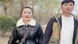 陈亚男朱单伟小两口手牵手，感觉有作秀的嫌疑，这个男孩太单纯了