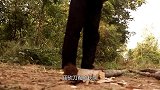 农村大爷闲着无聊，用竹子制作移动火车，真是太厉害了