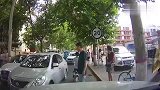 堵车路段，你敢逆行，我就敢静静的看着你们倒车！
