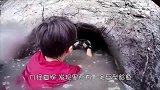 洪水过后，渠道旁边出现大泥洞，小伙一掏，这下赚大了