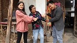 大妈弄丢银行卡，小伙大冷天等待2小时，1年后见到准女婿乐开怀