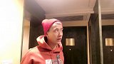 小帽一戴谁都不爱！赵继伟这身打扮有点suai！