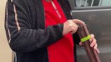 大爷又逛胡同，偶遇收废品大哥车里有东西，10块钱一根不 玩收藏上域鉴 传统文化