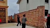 建房还要盖高围墙，被邻居直接砸掉