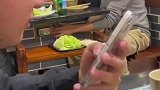 女子发现老公不对劲抢过手机