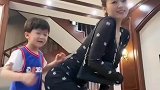 妈妈晒出自己和儿子的日常生活，俩人玩“骑大马游戏”