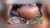 2名男子发现不明物推上岸后发现惊喜