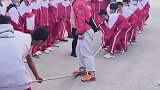 体育课上学生们拔河比赛，开始瞬间老师被弹飞