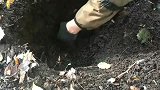 二战遗迹找到好几颗炮弹，老外什么都敢挖，也不怕响了！