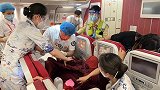 高空中的“临时产房”里，这位小宝宝呱呱坠地！