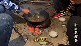 张家界农村柴火饭，吃排骨火锅，炕上挂有腊肉香肠