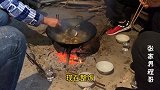 张家界农村柴火饭，吃排骨火锅，炕上挂有腊肉香肠