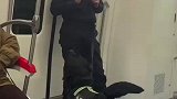 地铁上警察和警犬有爱互动，狗狗的表情亮了