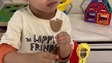 这小孩 爱吃奶酪棒