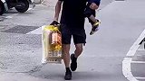消防员爸爸放假在家，萌娃天天缠着爸爸抱，爸爸也乐此不疲