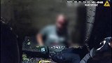 美国：纽约一男子掉进10米深排水管道，警方下井救援