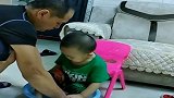 宝宝不愿意洗脚，接下来宝爸的动作真是没谁了，看完不许笑！