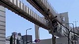 倒挂空中的日本电车，行驶的速度非常快，看着就非常的恐惧！