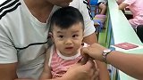 萌娃来医院打疫苗，看似像王者其实是青铜，下一秒眼泪就掉出来了