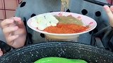 小美女吃韩式烧烤，眼前这幕，看得好饿！