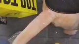 小姐姐在路口，被摇尾巴的警犬“扇”了