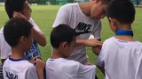 热情难挡！富力小球迷冒雨参观球队基地观看训练