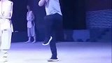 随机抽一位观众上台学武术…………怕不是抽到了一位武学奇才？