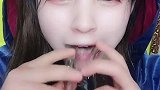 美女穿雨衣吃爆冰杯