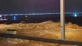 这就是台风下的舟山，看这海浪得需要勇气