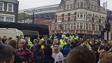 英超-1718赛季-西汉姆千人围攻曼联大巴 警车护航难挡酒瓶暗器-专题