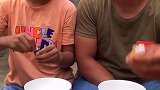 姐姐喊爸爸来吹泡泡