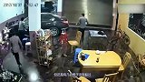 几名男子正在火锅店里打牌，小轿车穿过铁门，冲向人群