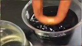 生锈的铁棒，在化学药剂一泡，竟焕然一新！好神奇啊！