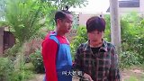 母亲带着傻儿子出去捡破烂，捡到一个包等失主，没想却等来了恩人