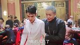 别人擦鞋要钱，他要命啊