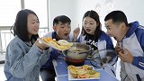 同学们相约一起吃火锅，谁知吃的却是水果火锅，真奇葩！